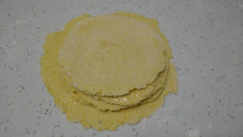 奶香窝窝头+奶香千层玉米面糖饼,分别用擀面杖擀成薄片,最大的放在下面，每层都均匀涂上食用油。