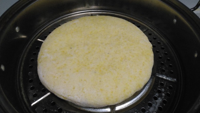 奶香窝窝头+奶香千层玉米面糖饼,放入锅中。