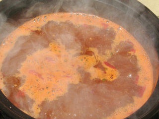 麻辣烫鱼丸火锅,砂锅中放清水，将35克麻辣烫调料入锅同煮