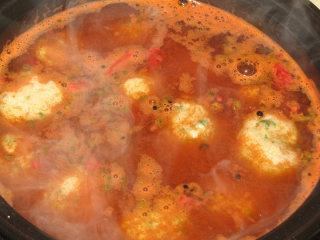 麻辣烫鱼丸火锅,水开后，下入鱼丸，煮5分钟左右，便于入味