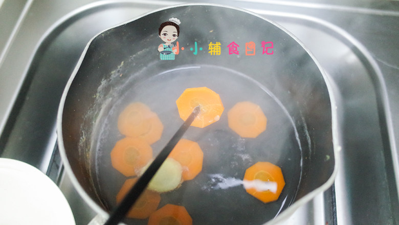 6个月以上辅食虾仁胡萝卜泥,筷子插一下胡萝卜，可以轻松插入就是熟了