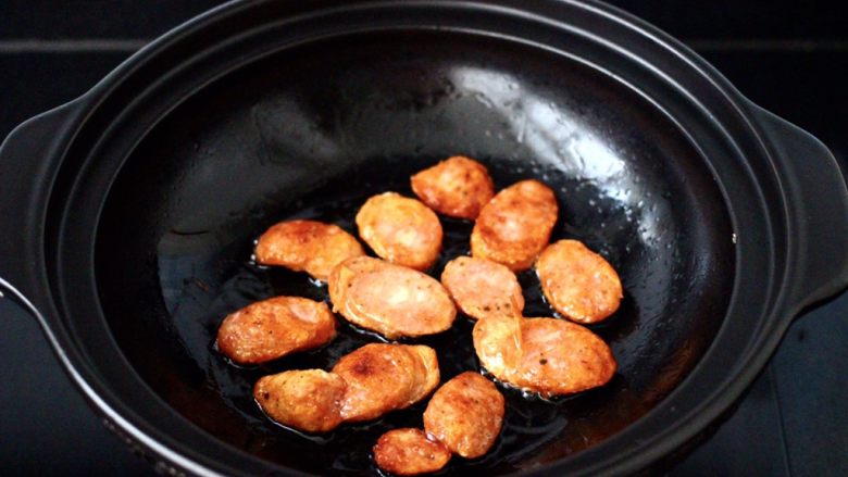 干煸烤肠茄条双椒,把两面煎至金黄色即可盛出备用。