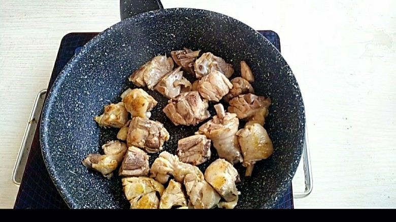 下饭神器黄焖鸡,把准备好的鸡肉直接放入锅中，煸炒，煸炒到表皮呈现出金黄色。