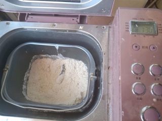 奶香刀切馒头,把牛奶，糖，酵母，面粉，按顺序放进面包桶里，用面包机包子程序揉面。