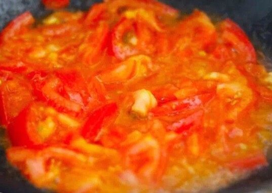 番茄炒小瓜,3、锅中放入植物油少许，把切好的大蒜末倒进去，接着放入准备好的番茄快速翻炒，炒出红沙的时候放入少许的盐。