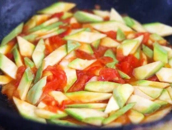 番茄炒小瓜,6、关火出锅，一道美味的家常小炒，番茄炒小瓜就制作完成了，喜欢吃的话可以尝试一下，清热又消暑。