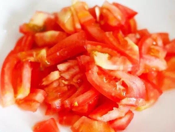 番茄炒小瓜,2、番茄打上花刀，放入一个比较深的碗中，倒入开水，把它的皮撕掉，再切成块，这样炒出来汤汁会更好看。