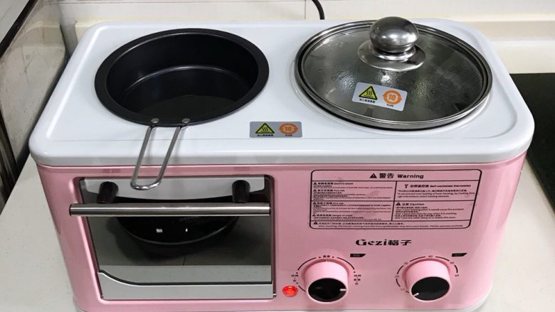 酸汤泡面,往早餐机中煎盘内加入适量的食用油烧热，右边煮锅内烧热水。