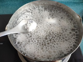清汤莲藕丸子,水烧开后先撇去浮沫，然后加入盐、鸡精和胡椒粉。