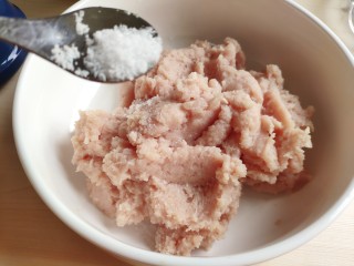 清汤莲藕丸子,肉泥中加入盐和白胡椒粉。