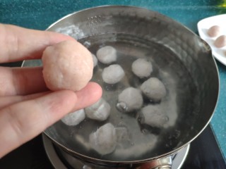 清汤莲藕丸子,锅里不用放油，直接加水烧到温热后，将丸子一个个放入锅里。