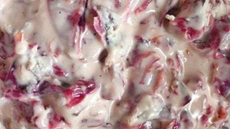 玫瑰鲜花饼,把熟糯米粉加入到玫瑰花酱中，混合均匀，放入冰箱冷藏1小时以上