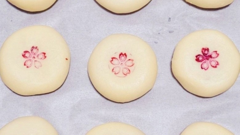 玫瑰鲜花饼,用木印章蘸少许红色素后，印在饼胚中心的位置