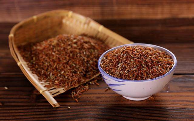 红糙米和白糙米和区别，吃糙米的好处有哪些