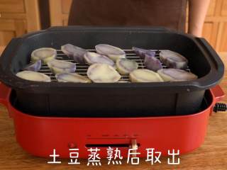 外酥里嫩【香脆土豆球】,使用美食锅最高温将土豆蒸熟放入调理盆中