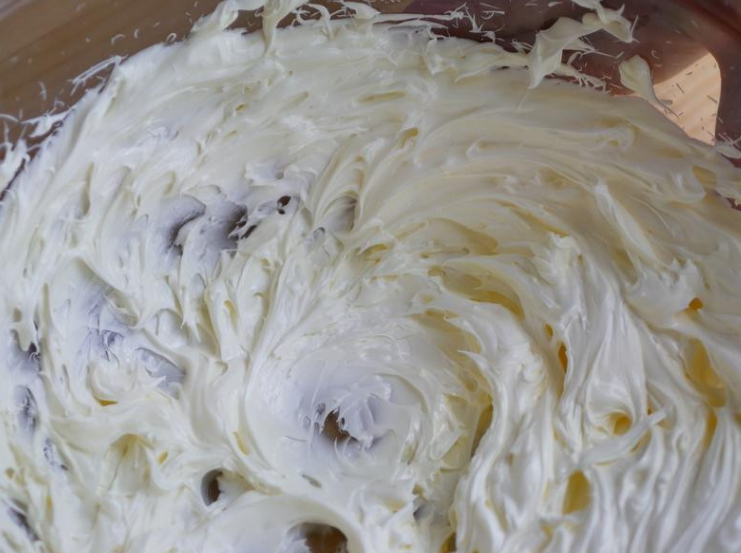 柠檬糖霜磅蛋糕,打盆裡加入室温软化的奶油跟盐，用中速打约四分鐘，打发的奶油顏色会变白、质地更膨鬆，再用刮勺把盆边的奶油都集中在一起