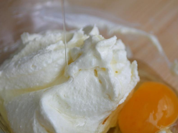 柠檬糖霜磅蛋糕,两颗鸡蛋也是分次加，每加一颗打约30秒，或直到看不见蛋液為止才能再加另一颗