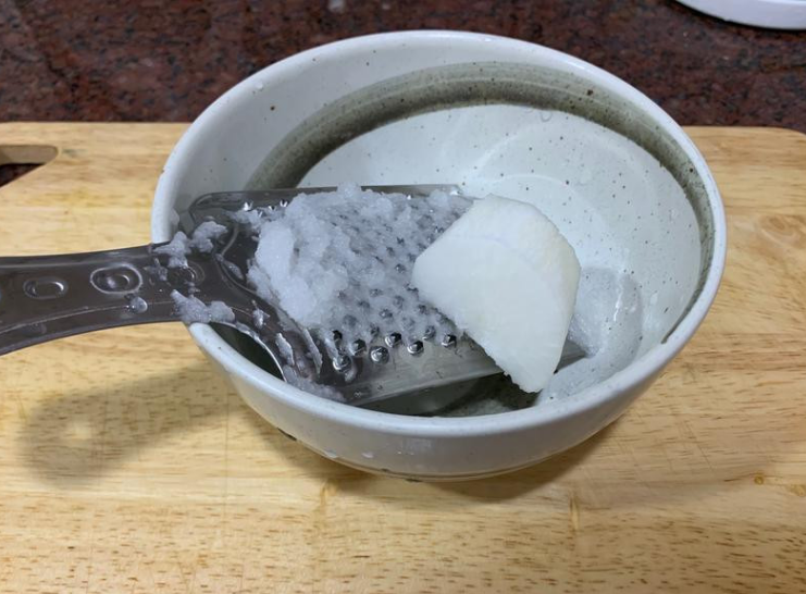 揚出豆腐,将萝卜磨成泥（约2大匙的量）挤乾水分