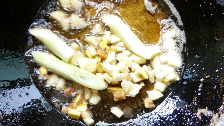 #中秋家宴集#    川香砂锅煨泥鳅,小火炒香葱姜蒜。