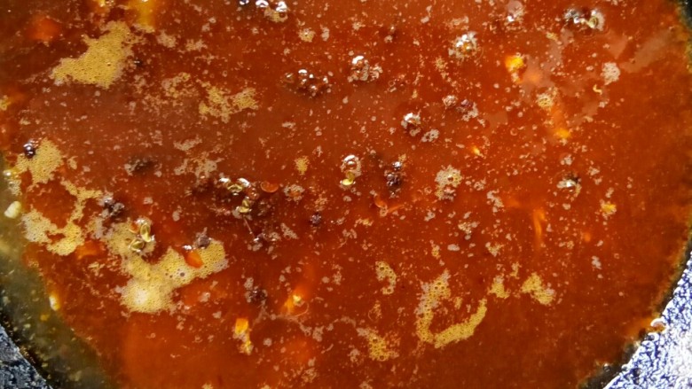 #中秋家宴集#    川香砂锅煨泥鳅,渗入高汤，抓一小把红花椒放入锅中煮。