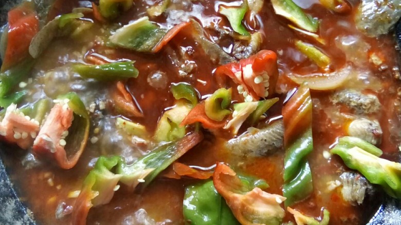 #中秋家宴集#    川香砂锅煨泥鳅,五分钟后，放入彩椒。