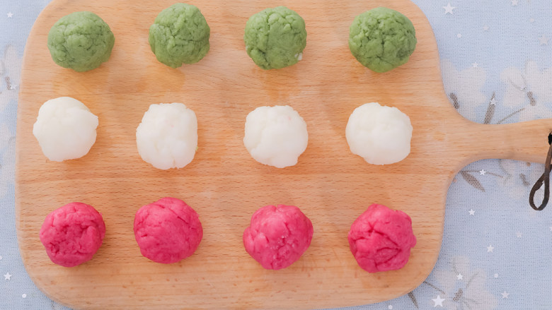 粉嫩软萌又低脂的冰皮月饼，既解馋又不胖！,每种颜色的面团取25g揉圆，放至一旁备用。