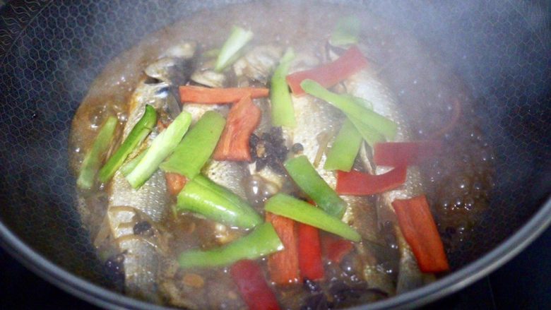 家常酱焖梭鱼,放入切条的青红辣椒。