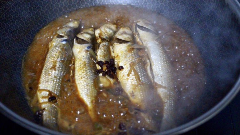 家常酱焖梭鱼,盖上锅盖大火烧开后转小火慢慢焖至汤汁浓稠时。
