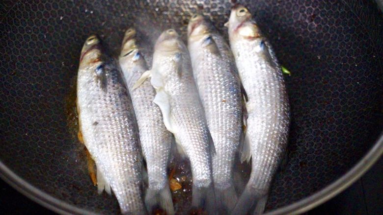 家常酱焖梭鱼,这个时候放入洗净的梭鱼，小火煎一下。