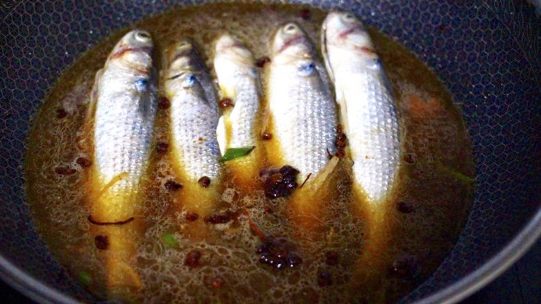 家常酱焖梭鱼,锅中倒入适量的清水。
