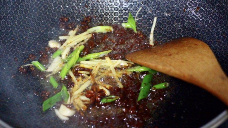 家常酱焖梭鱼,豆瓣酱用小火慢慢炒香后，爆香葱姜蒜。