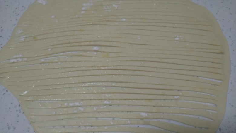 千丝万缕烫面饼,擀成薄片，均匀涂上食用油，撒上盐，用刀切成比较细的面条。