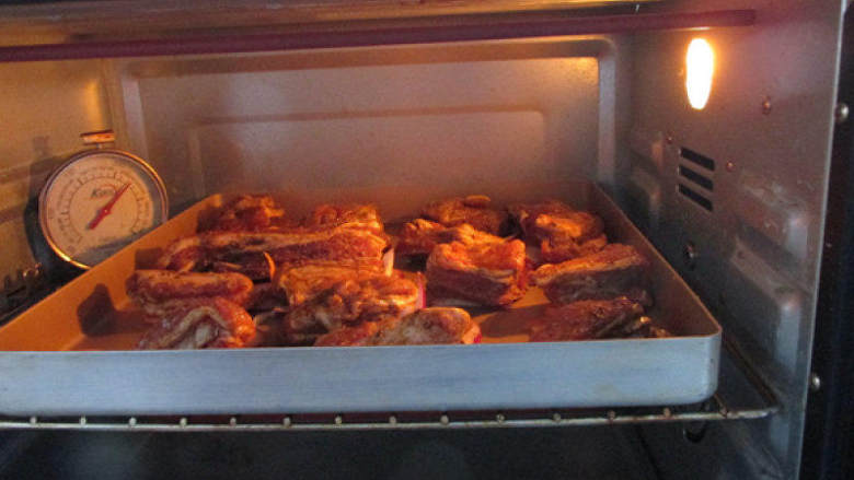 蔬菜烤羊排,烤箱220度预热后放入羊排烤20分钟