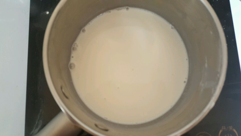 舒芙蕾,将牛奶倒入小锅。