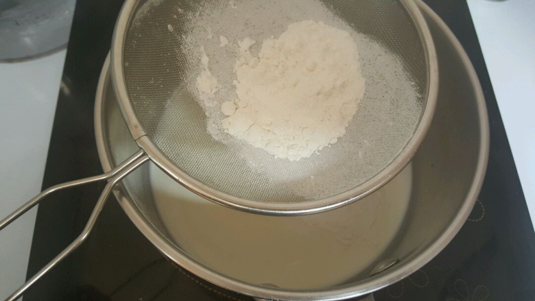 舒芙蕾,筛入面粉搅拌至无颗粒状态。
