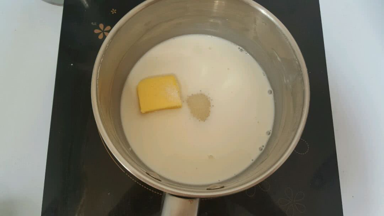 舒芙蕾,加入黄油、15克细砂糖，用小火加热并不停搅拌。