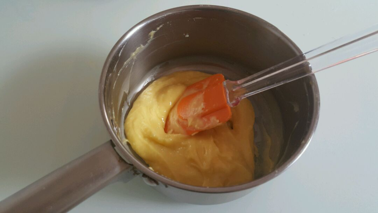 舒芙蕾,晾凉后加入蛋黄搅拌均匀。