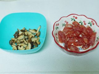 电饭煲美食~香菇腊肠芋头饭,将香菇和腊肠分别切片，芋头去皮切小块待用！