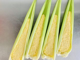 鲜玉米粑粑,将玉米泥浆用勺子装入玉米皮中。