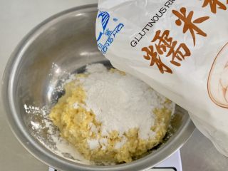 鲜玉米粑粑,加入30克的糯米粉，喜欢甜可以加一点点糖，但是不要加太多，玉米本身有甜味。
