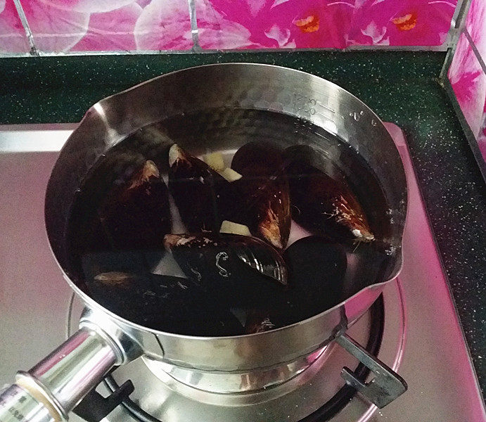 蒜香青口贝,锅中加入姜片、青口贝和冷水