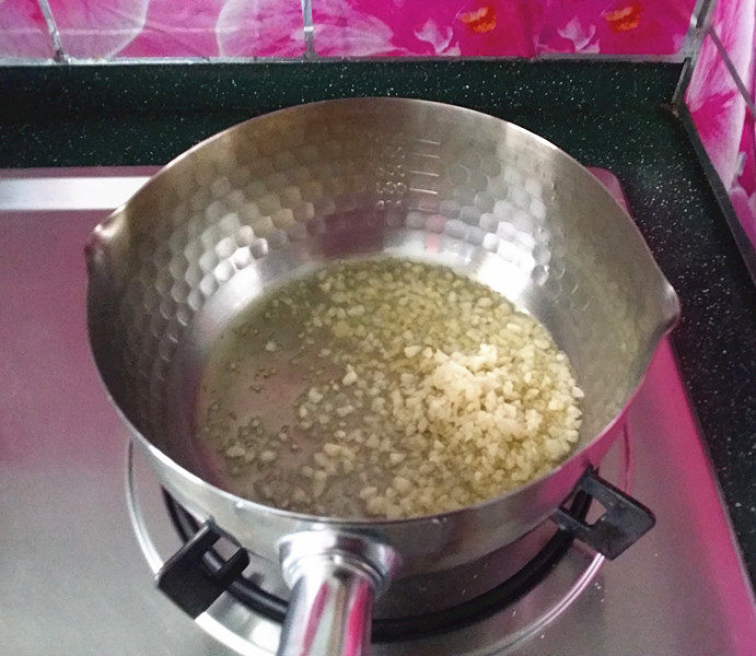 蒜香青口贝,锅中倒入食用油和预留的蒜蓉，开小火炒出蒜的香味