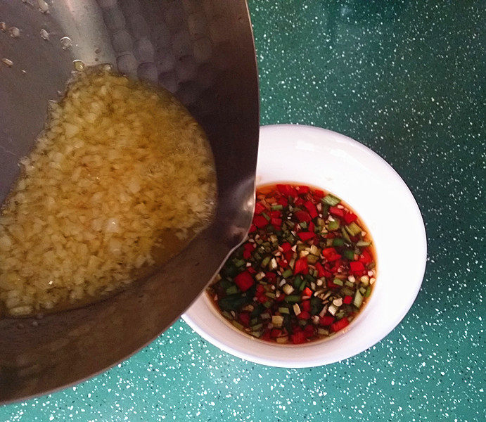蒜香青口贝,再趁热淋入辣椒碗中拌匀，美味的蒜蓉蘸料就做好了
