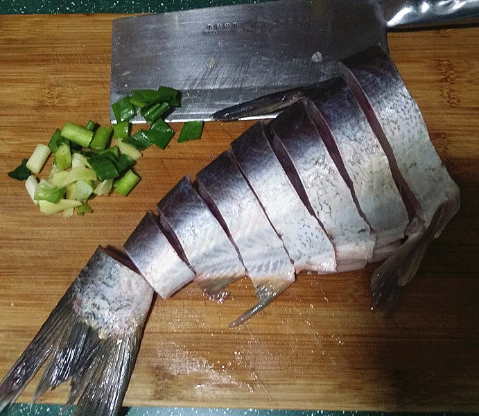 冬日暖心菜  砂锅焗鱼块,鱼身改刀切大块，宽度比手指略宽最好，葱姜切好备用