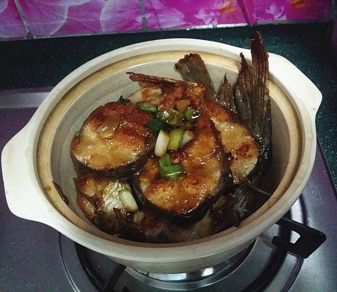 冬日暖心菜  砂锅焗鱼块,待砂锅烧热后，放入刚刚煎好的鱼块，再倒入腌鱼的卤汁