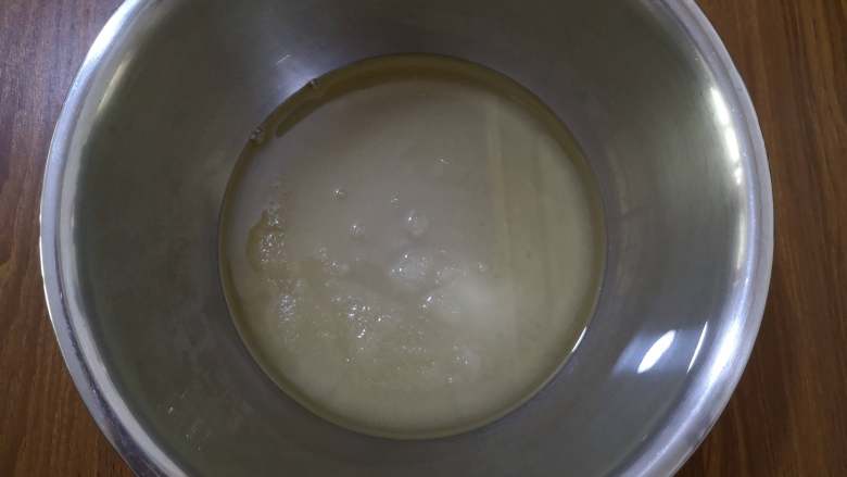 酥香+营养+三色藜麦桃酥,加入白糖，搅拌均匀。