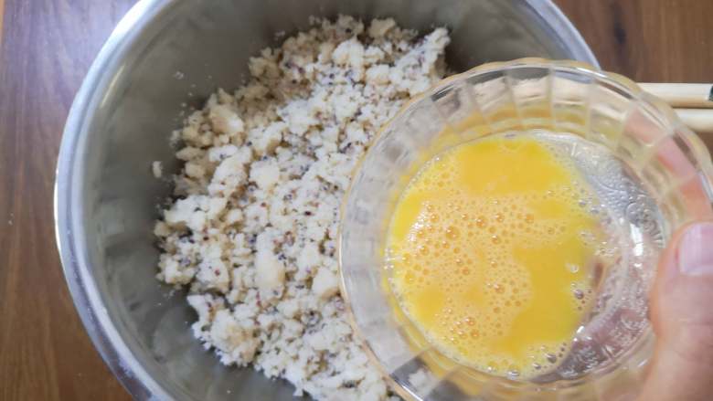 酥香+营养+三色藜麦桃酥,鸡蛋打散后，加入至盆中。