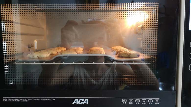 酥香+营养+三色藜麦桃酥,烤箱预热，上火180度，下火170度，预热完成，将烤盘置于烤箱内倒数第二层。烤制18分钟，取出晾凉即可。