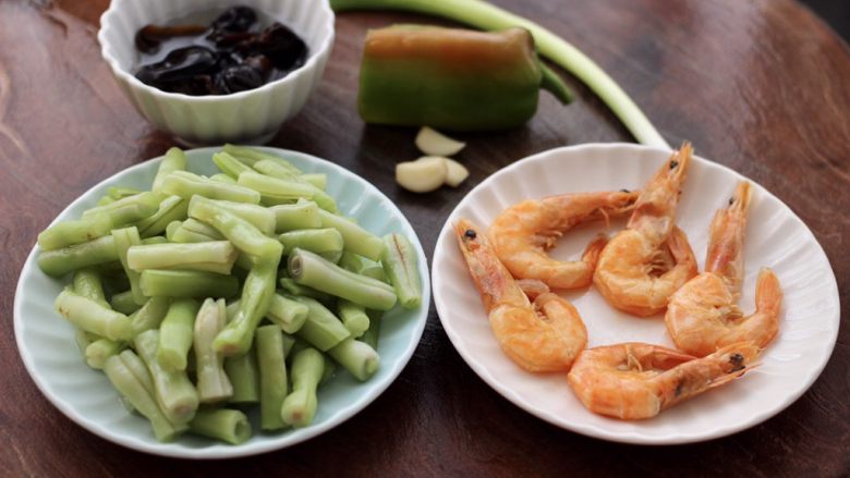 海虾芸豆木耳时蔬便当,把所有的食材备齐后。