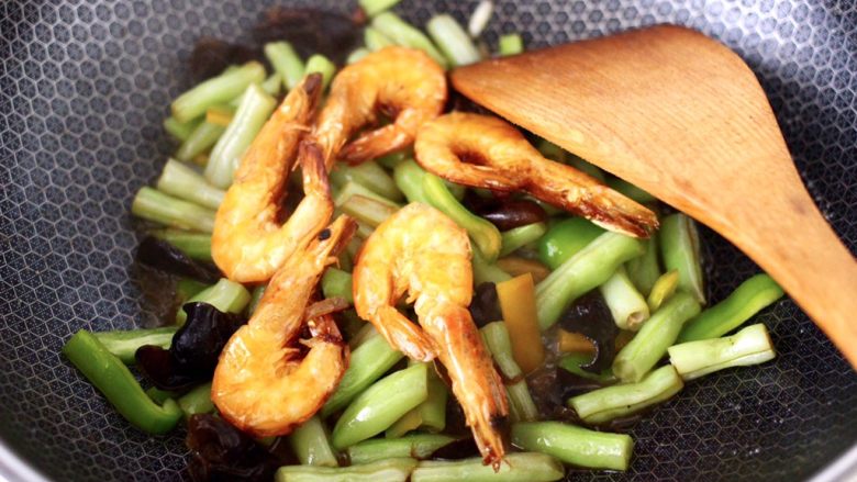 海虾芸豆木耳时蔬便当,大火还是快速翻炒1分钟左右，加入提前煎熟的海虾。